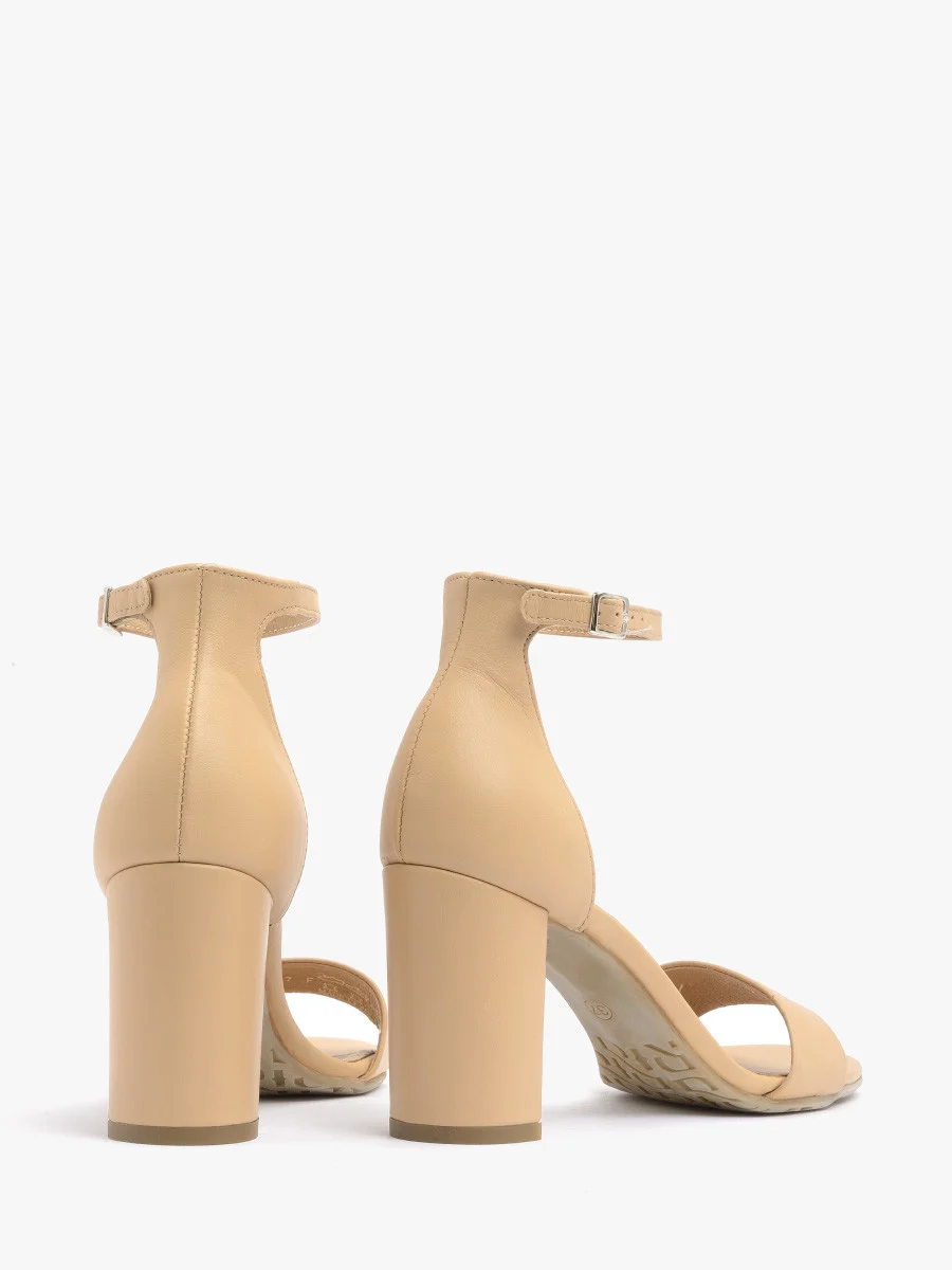 Beżowe sandały na słupku