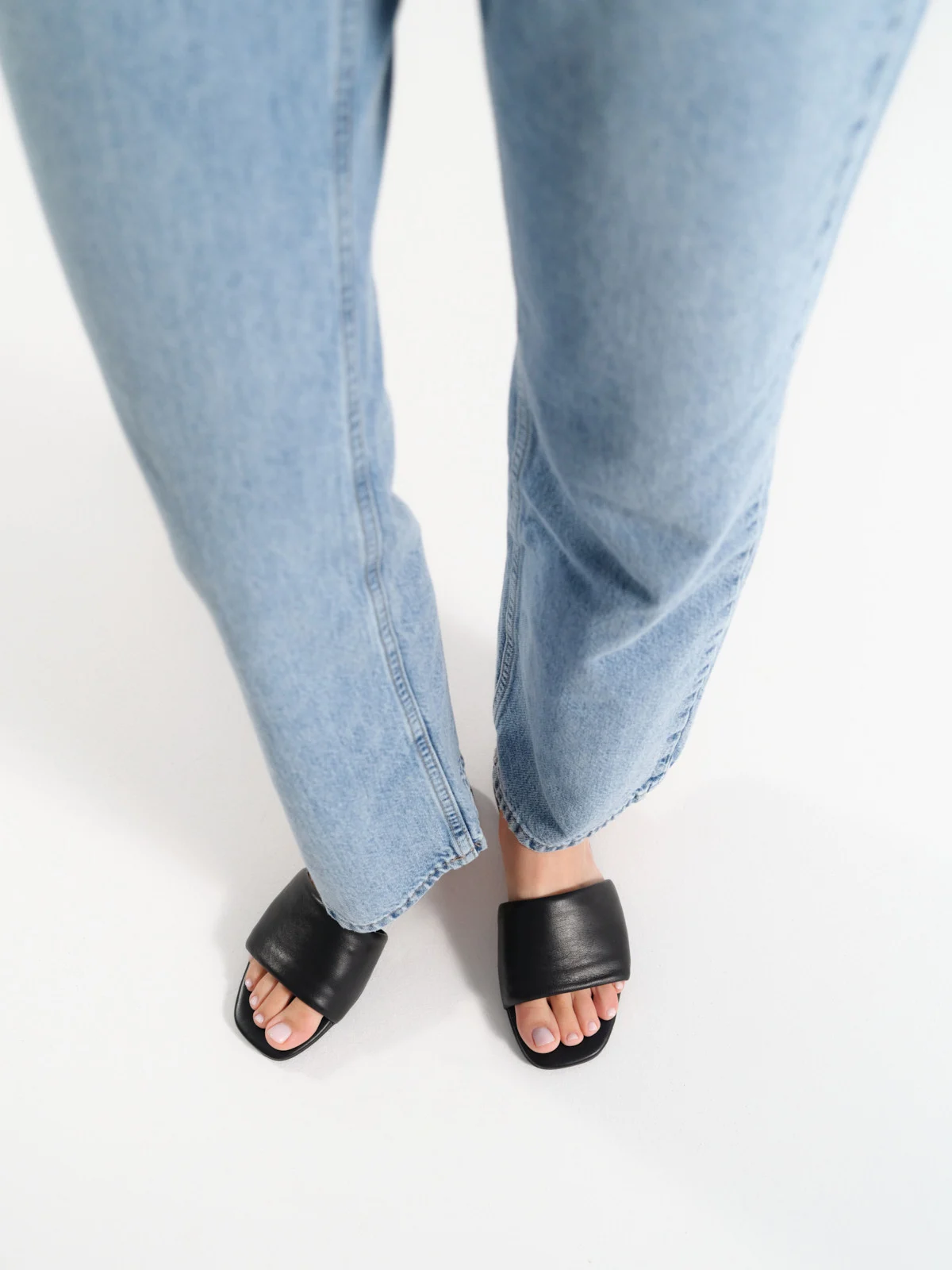 Czarne klapki damskie na płaskiej podeszwie