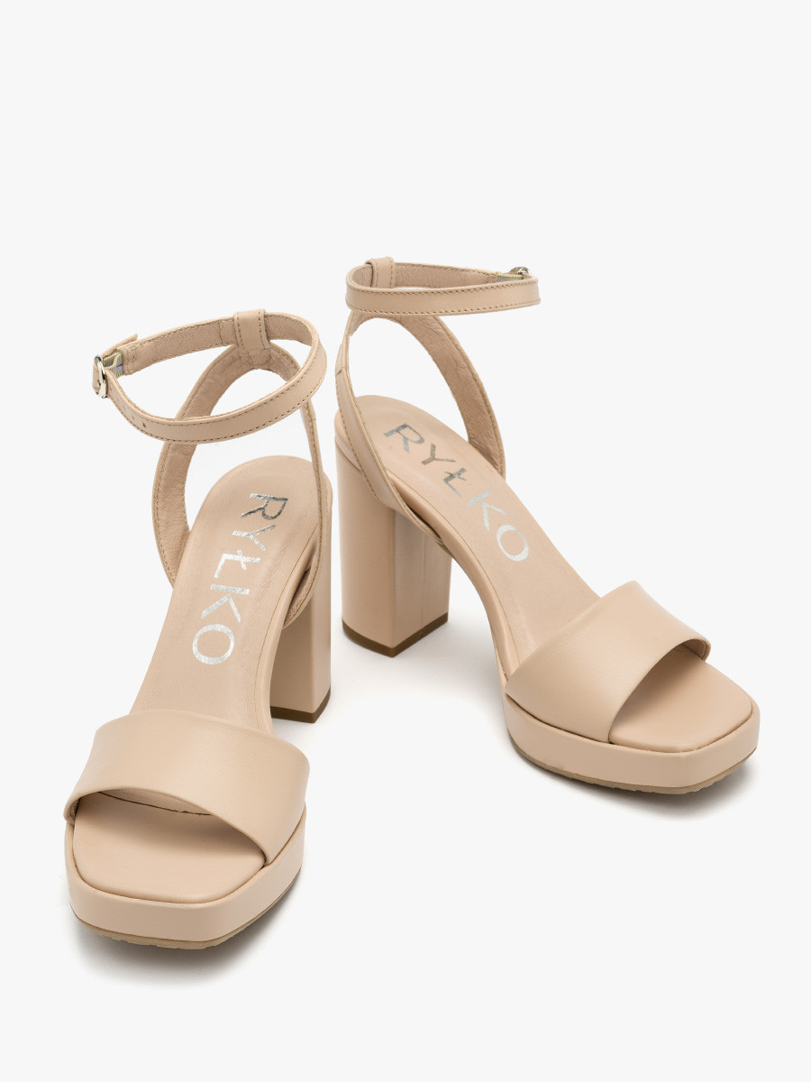 Wysokie sandały na platformie