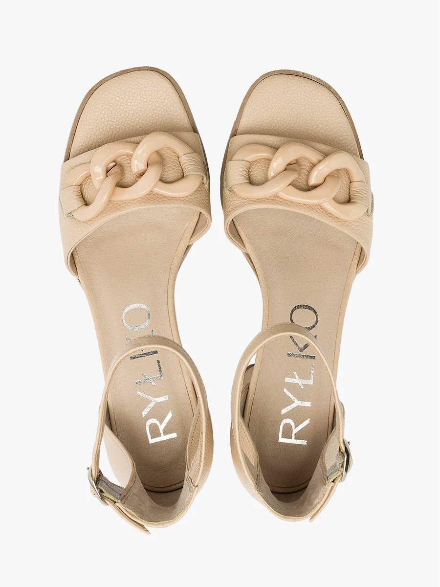 Beżowe sandały z masywną ozdobą