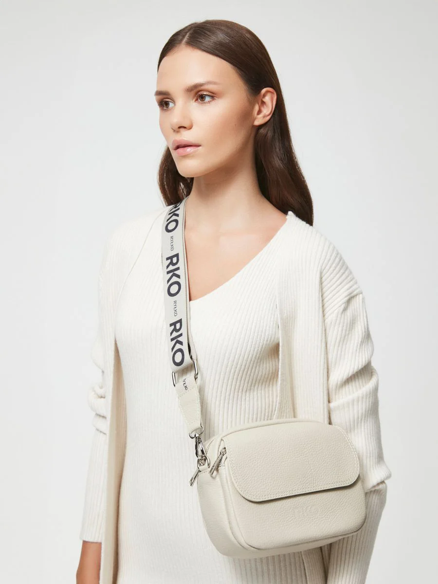 Beżowa torebka z logotypem na pasku