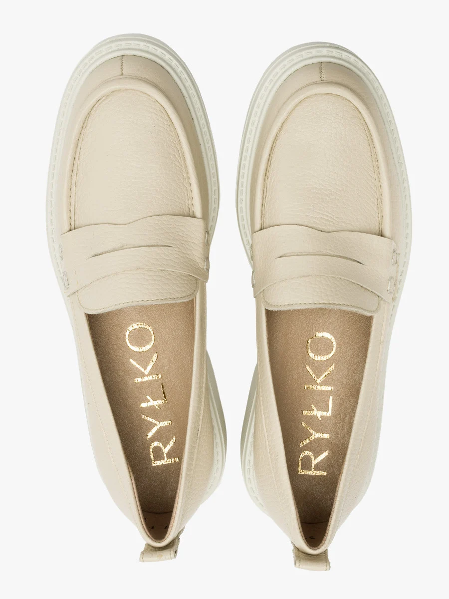 Kremowe mokasyny z ozdobną cholewką