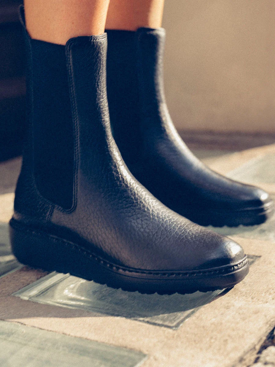 Czarne sztyblety na lekkiej podeszwie