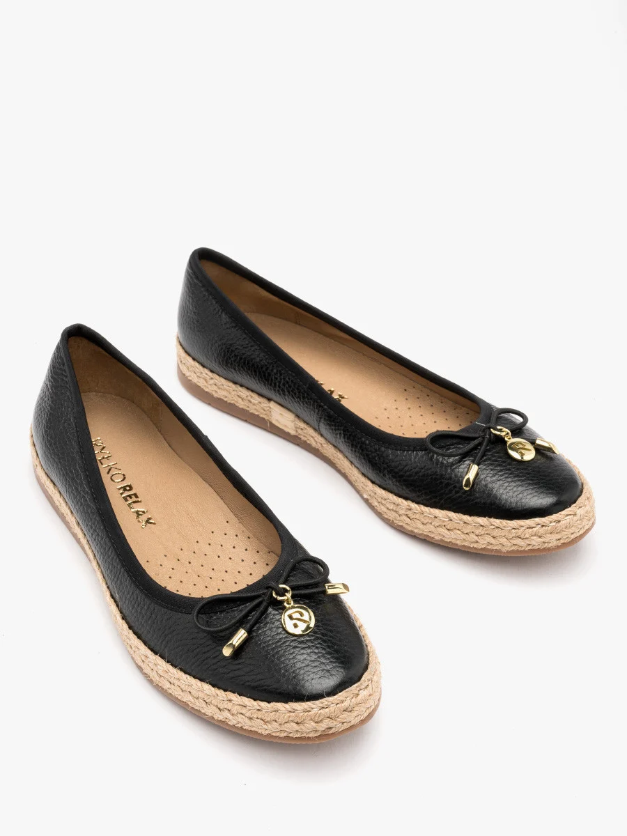 Czarne espadryle z ozdobną kokardą