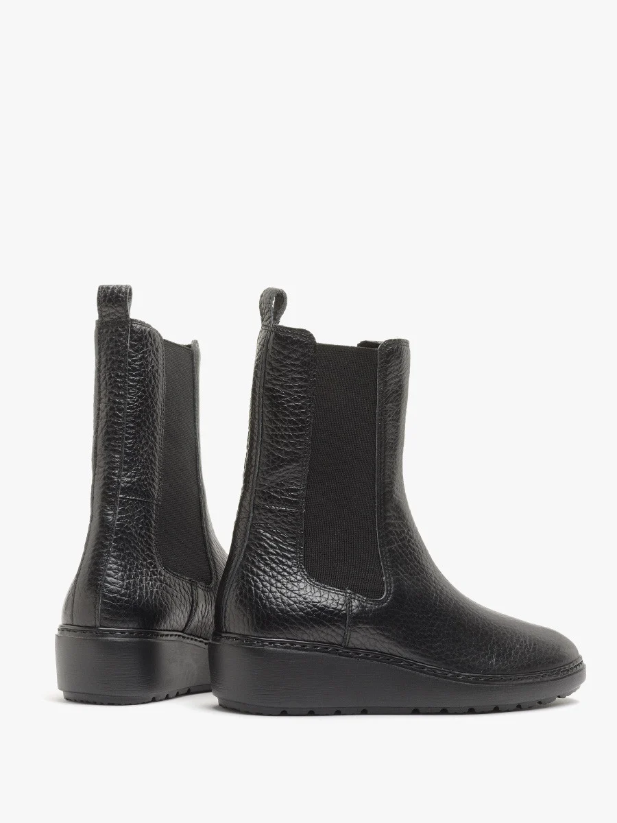 Czarne sztyblety na lekkiej podeszwie