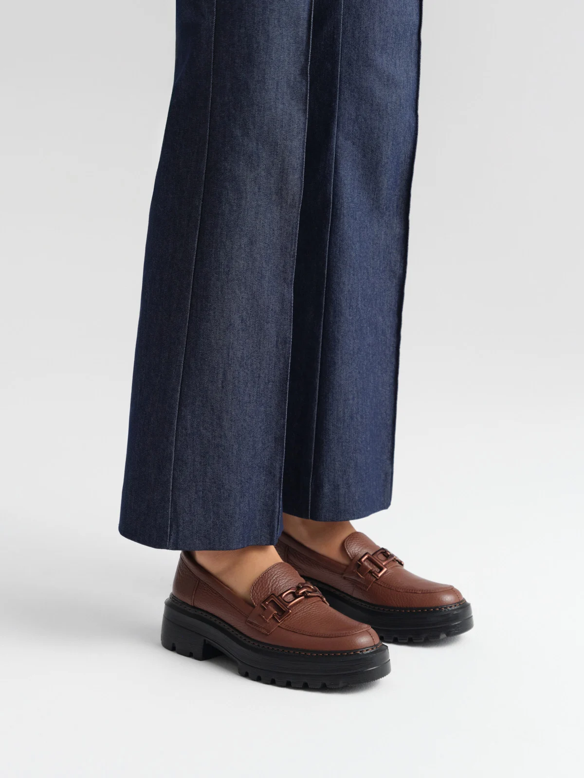 Brązowe mokasyny damskie z ozdobą na cholewce