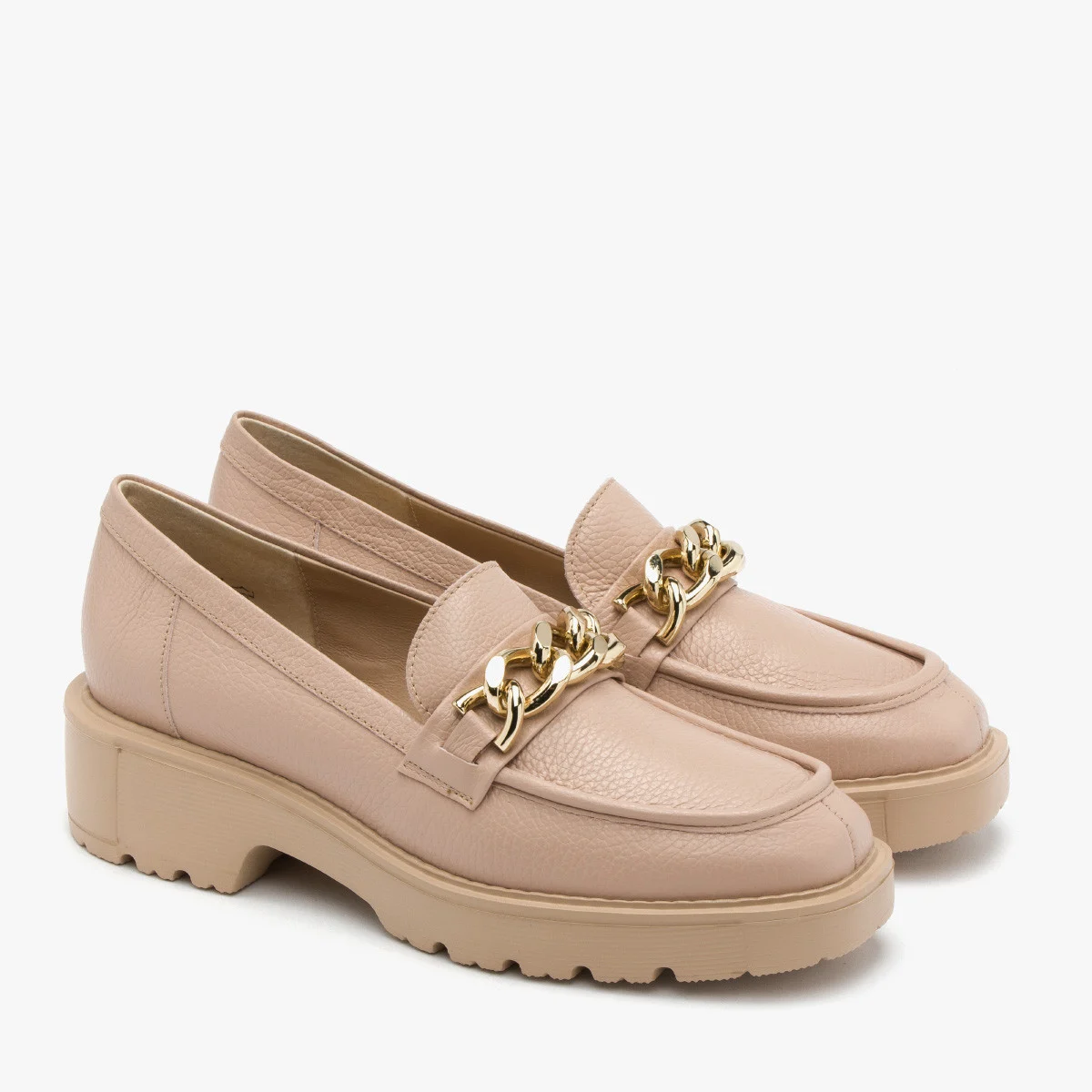 Różowe mokasyny ze złotym łańcuchem ozdobnym