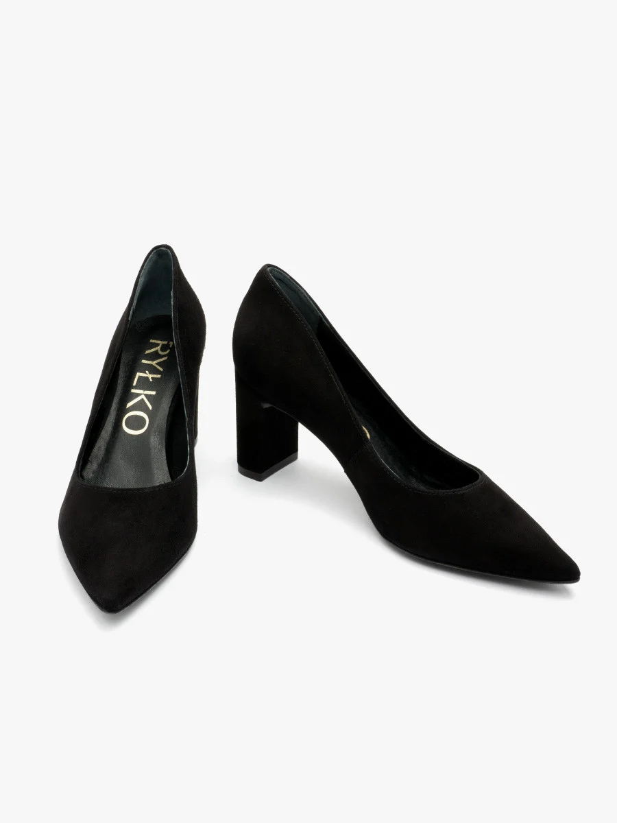 Czarne welurowe czółenka na słupku