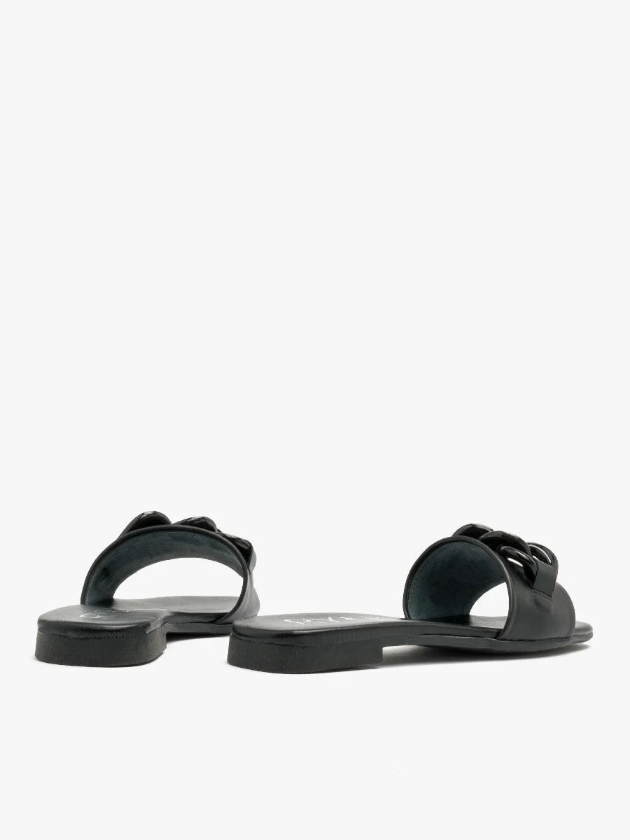 Czarne klapki z masywnym łańcuchem