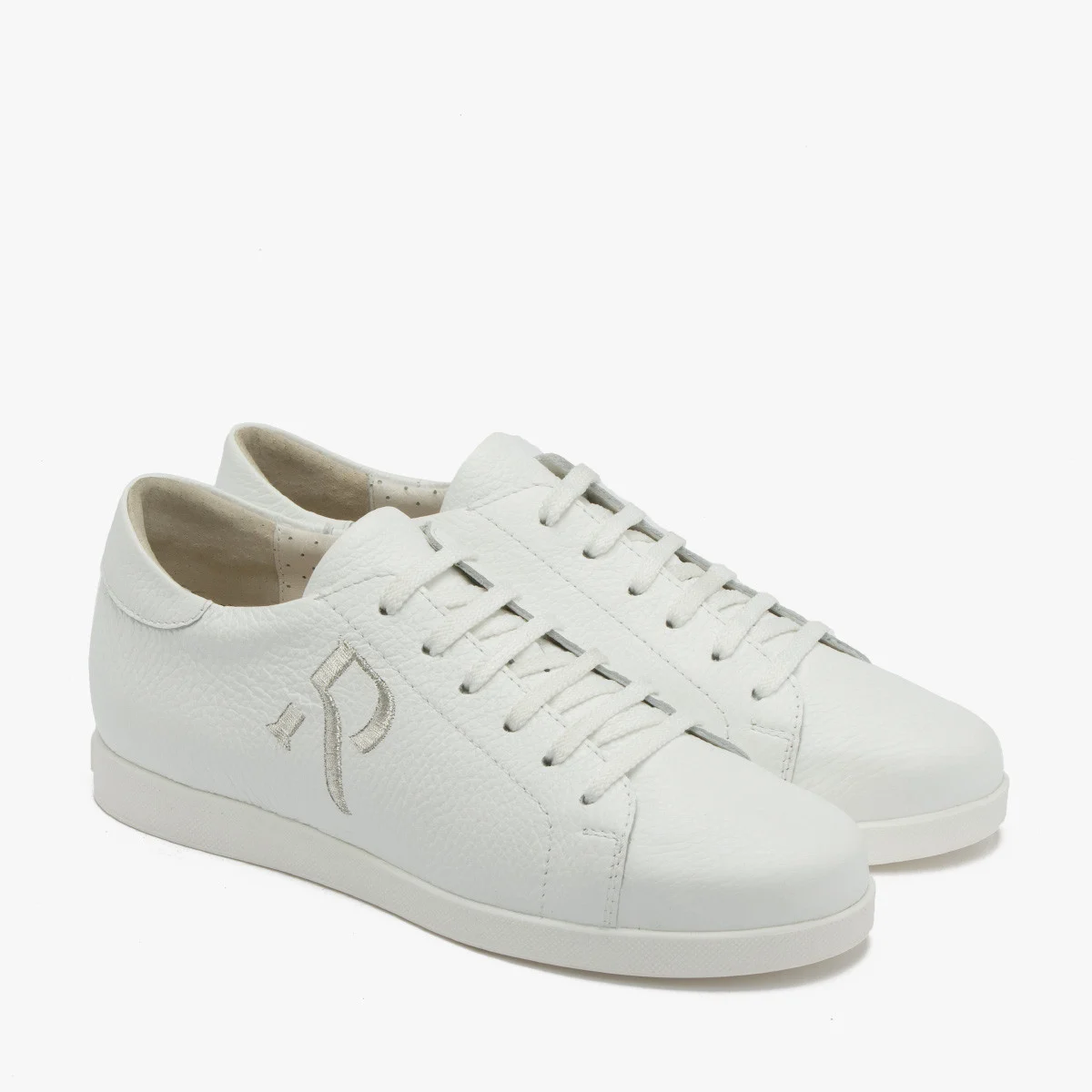 Białe sportowe półbuty ze srebrnym logo