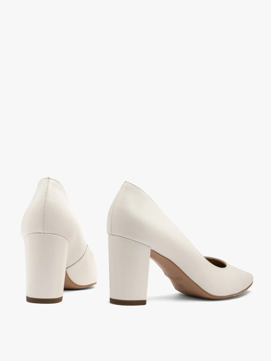 Kremowe czółenka na słupku