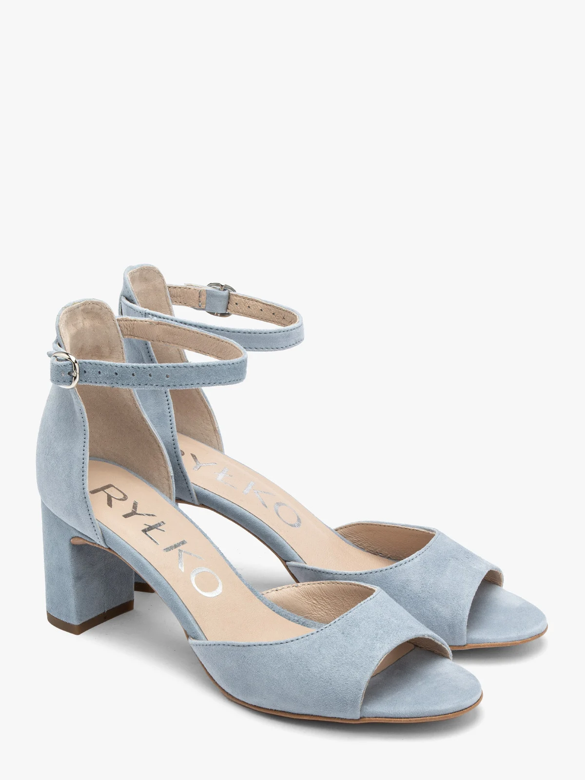 Klasyczne, niebieskie sandały na obcasie