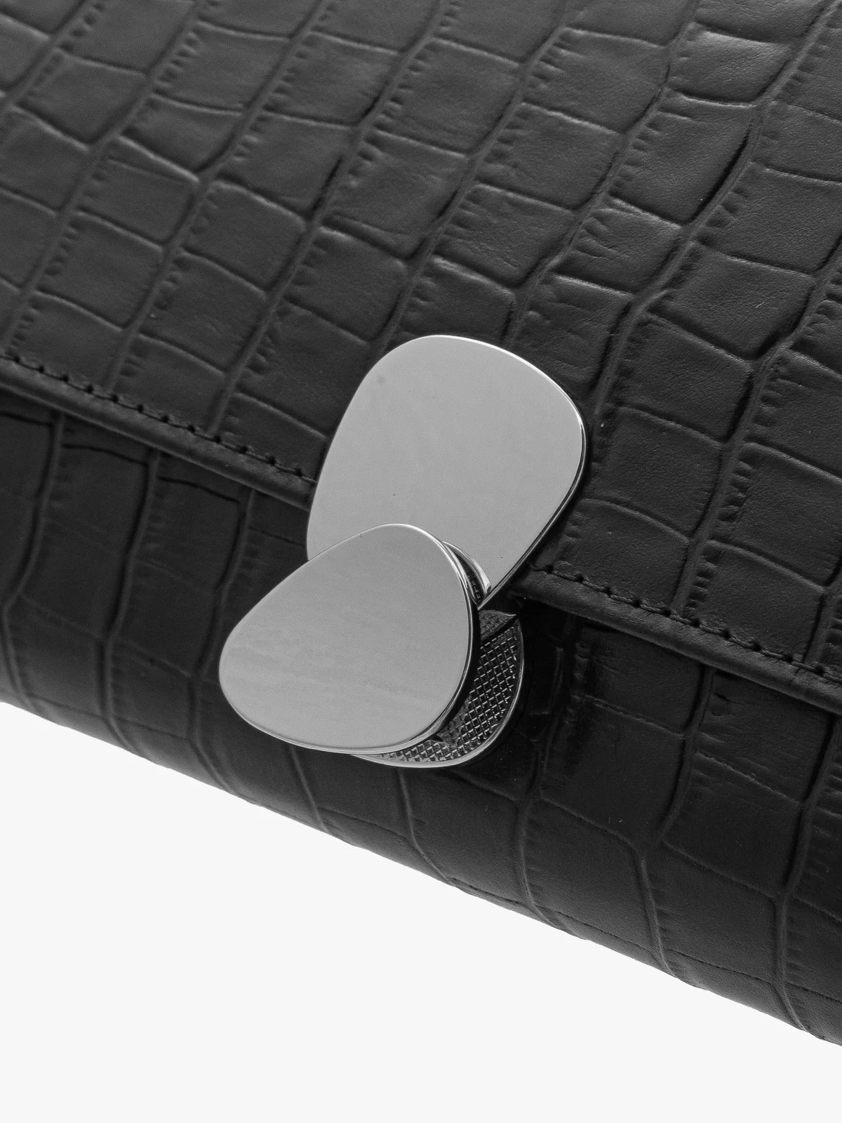 Elegancka, czarna torebka z ozdobną fakturą