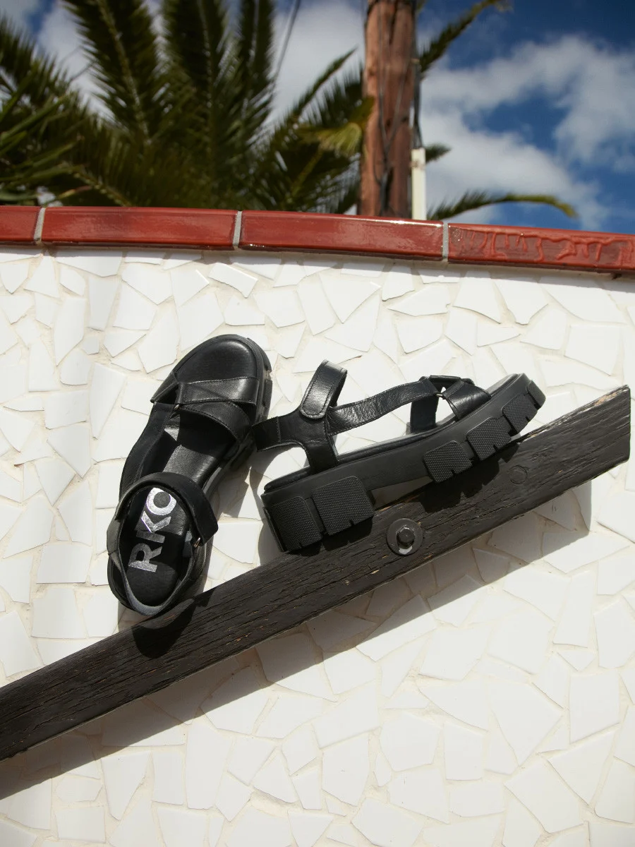 Czarne sandały na lekkiej podeszwie