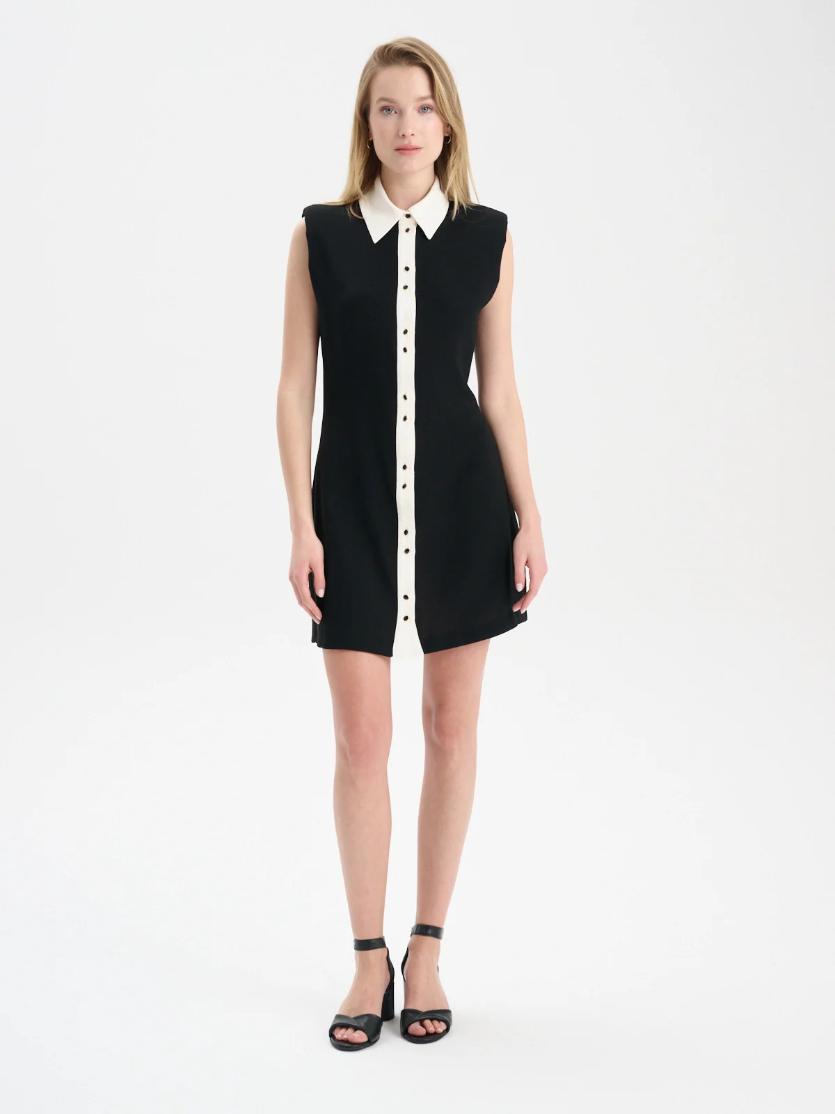 Czarne sandały z ozdobną cholewką