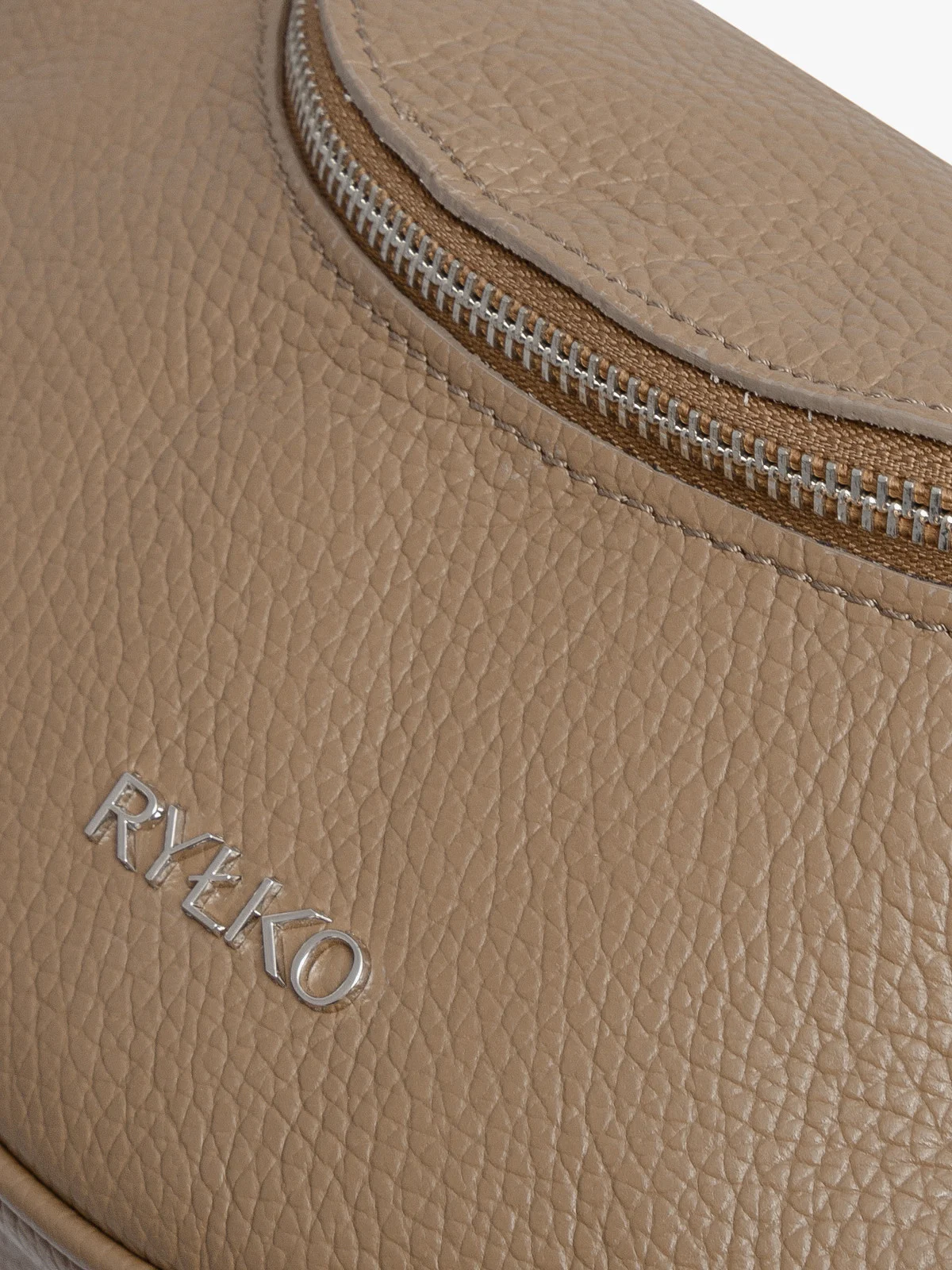 Beżowa, owalna torebka z szerokim paskiem