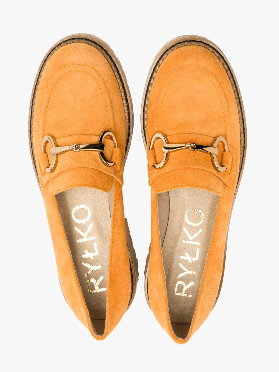 Pomarańczowe mokasyny ze złotą ozdobą