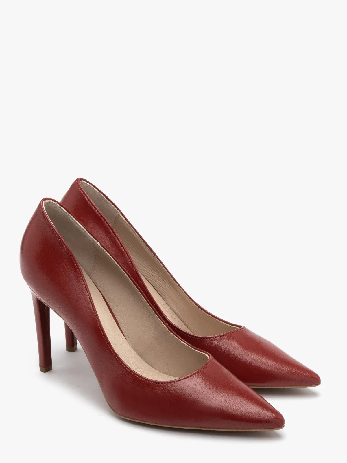 Czerwone czółenko na wysokim obcasie