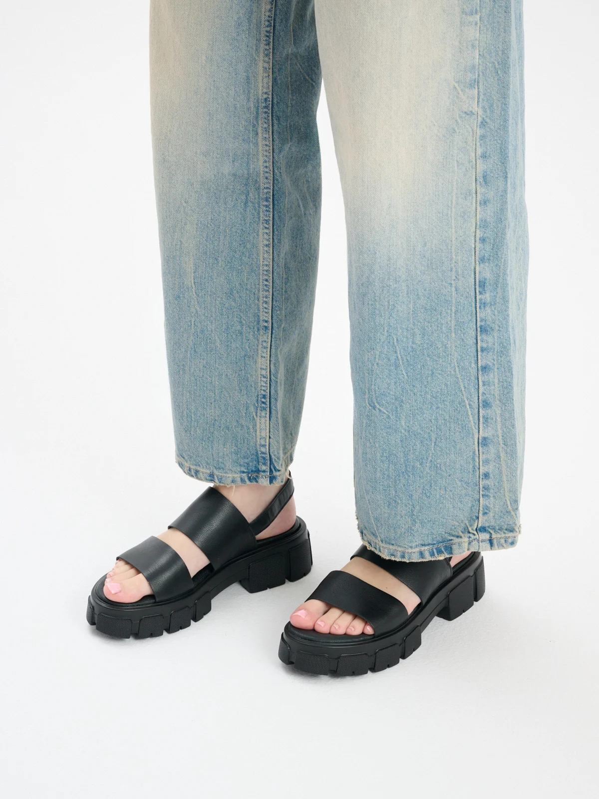 Czarne sandały na masywnym spodzie