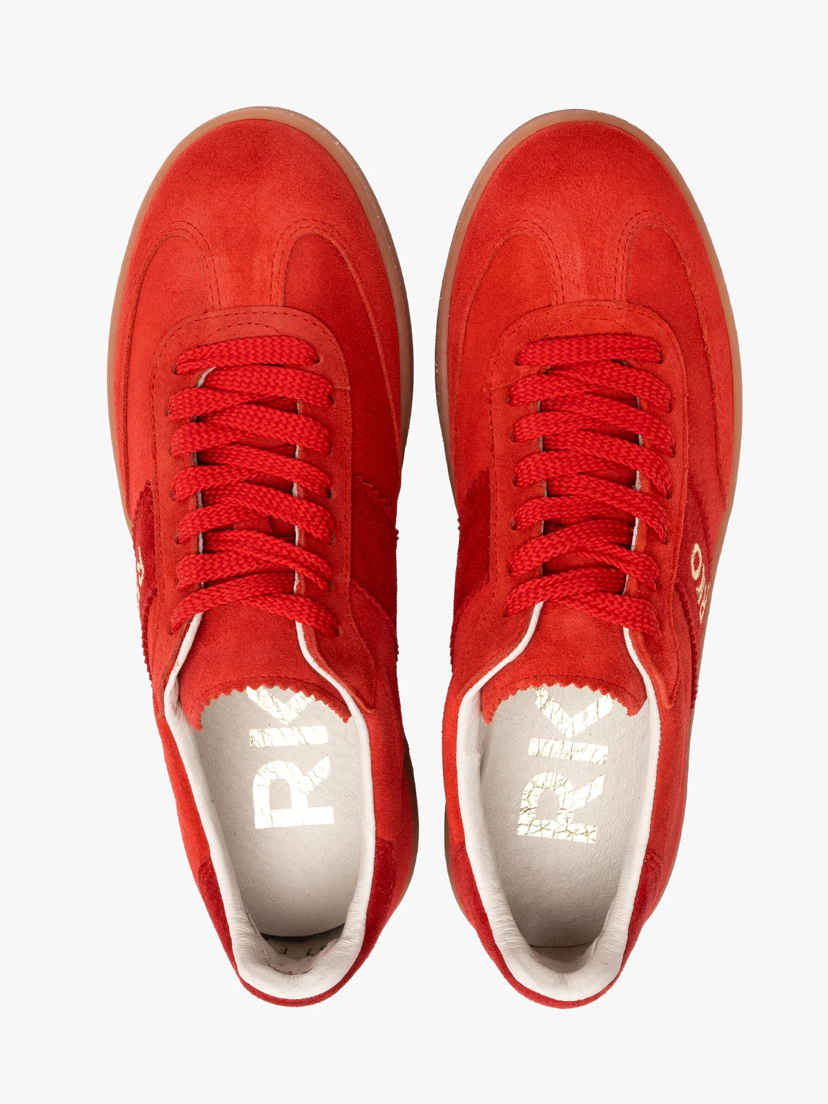 Czerwone, sportowe półbuty na beżowym spodzie