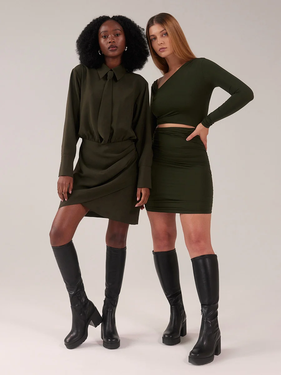 Czarne kozaki z elastyczną szeroką cholewką