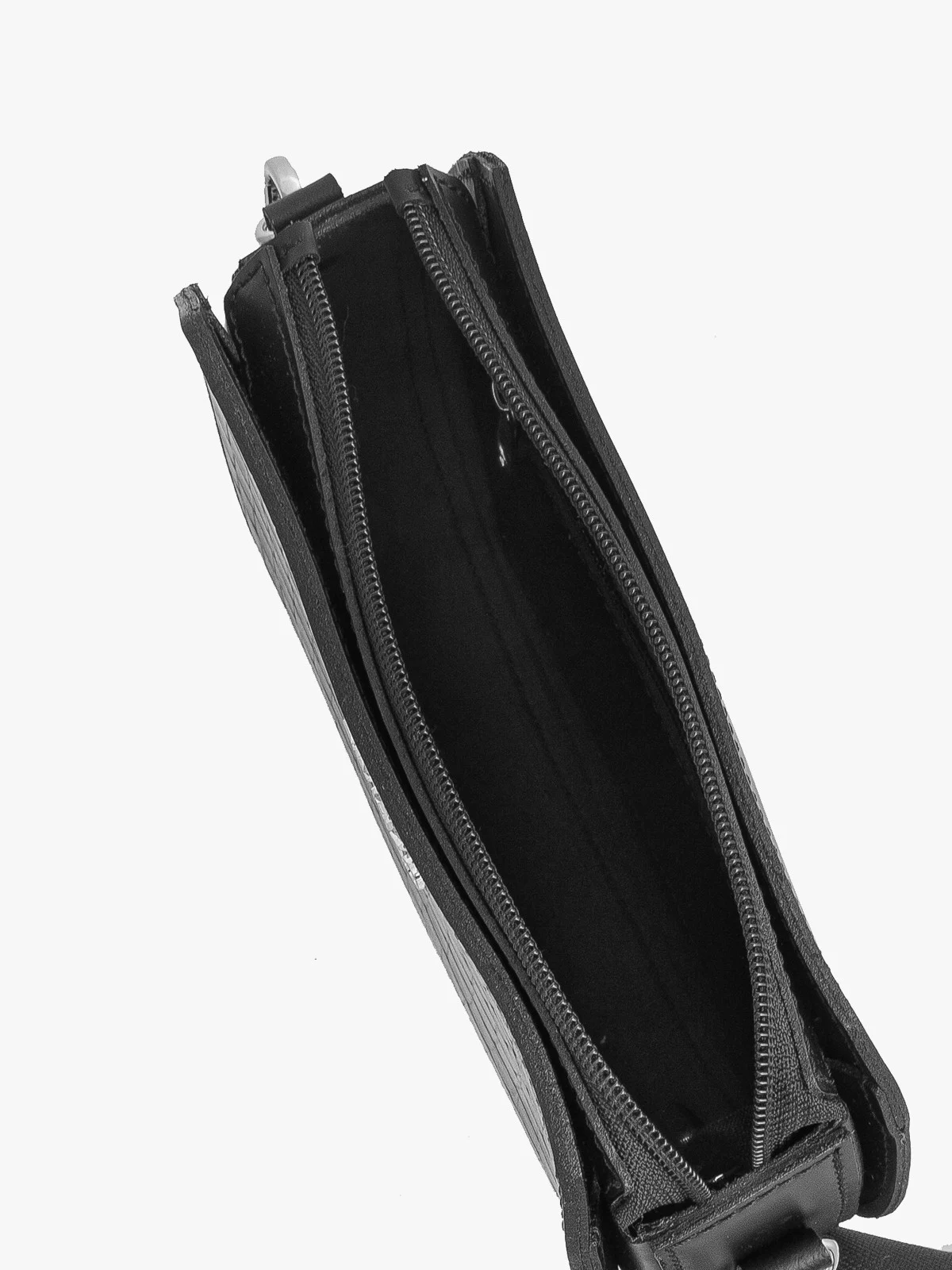 Czarna torebka damska z ozdobną fakturą