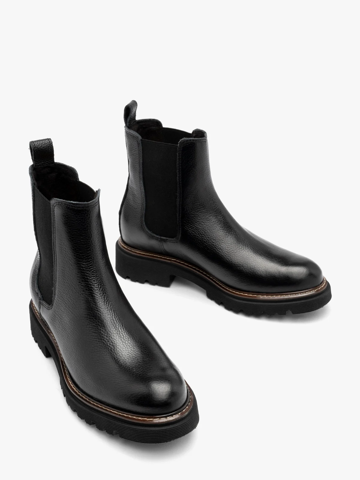 Czarne sztyblety na traktorowej podeszwie z kontrastowym otokiem