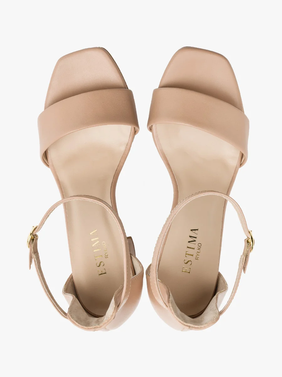Beżowe sandały na wysokim słupku