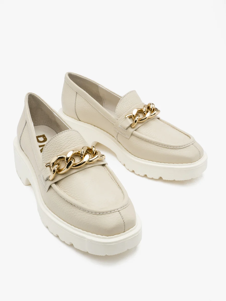 Kremowe mokasyny ze złotym łańcuchem ozdobnym