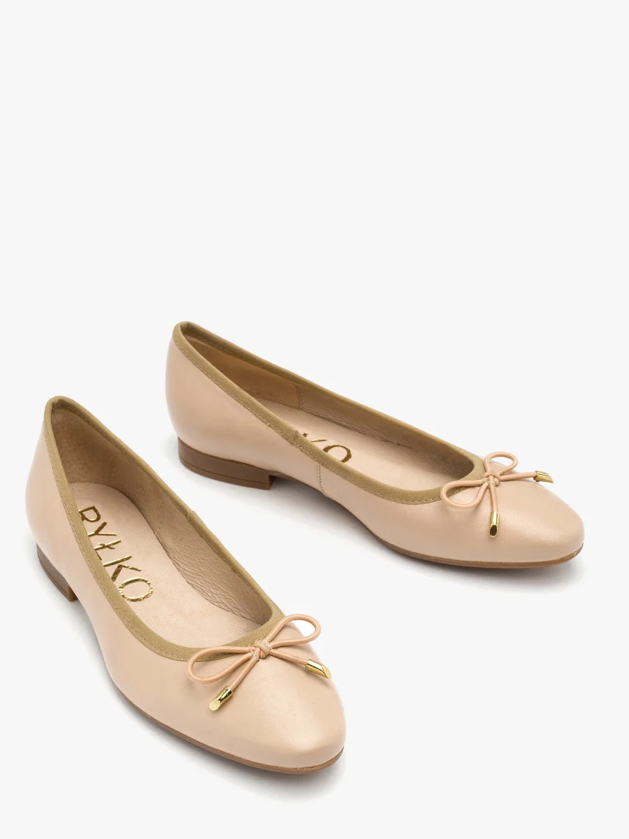 Beżowe baleriny z ozdobną kokardą