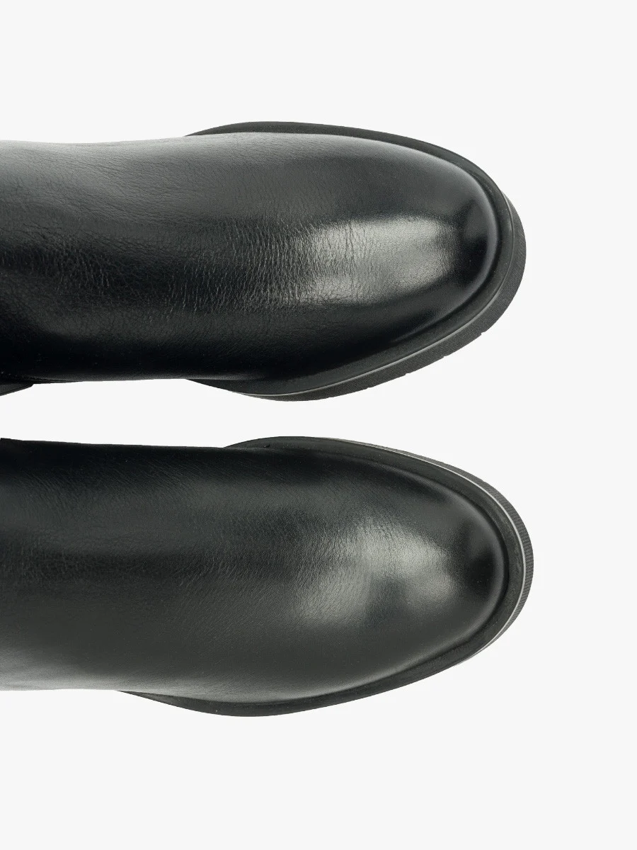 Czarne kozaki na masywnym spodzie