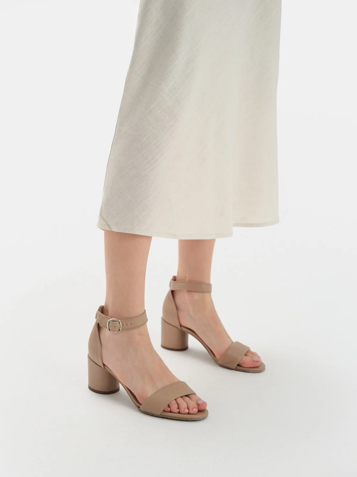 Beżowe sandały na okrągłym słupku