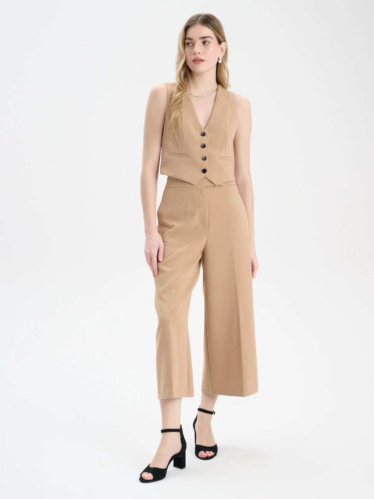 Klasyczne, czarne sandały na obcasie