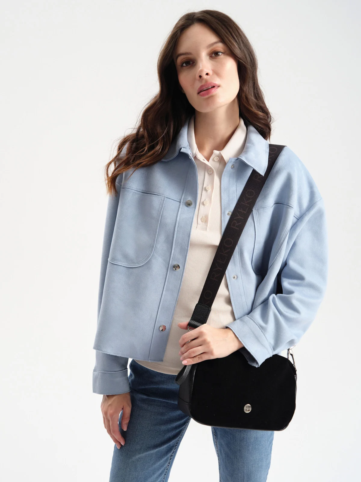 Czarna torebka damska na szerokiej taśmie z logotypem