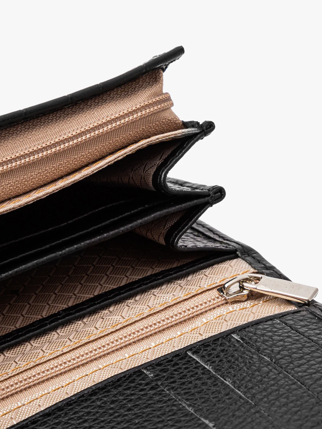 Czarny portfel damski z ozdobną fakturą