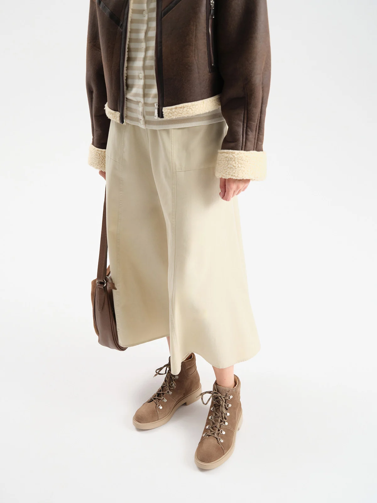 Welurowe trzewiki z dekoracyjnymi hakami oraz sznurówką