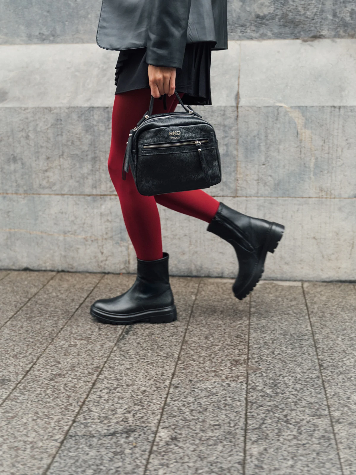 Czarna, kuferkowa torebka z rączką oraz paskiem na ramię z taśmy