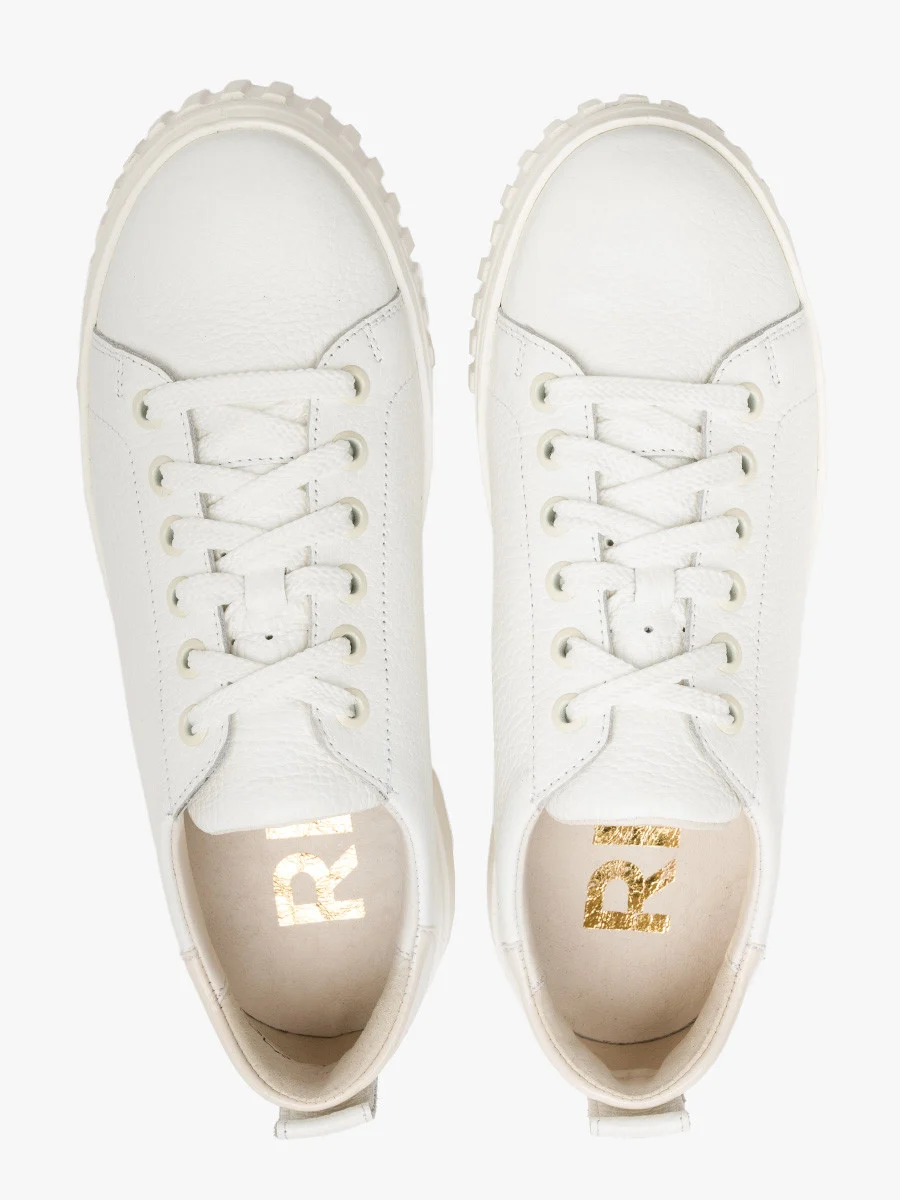 Białe półbuty sportowe na lekkiej podeszwie