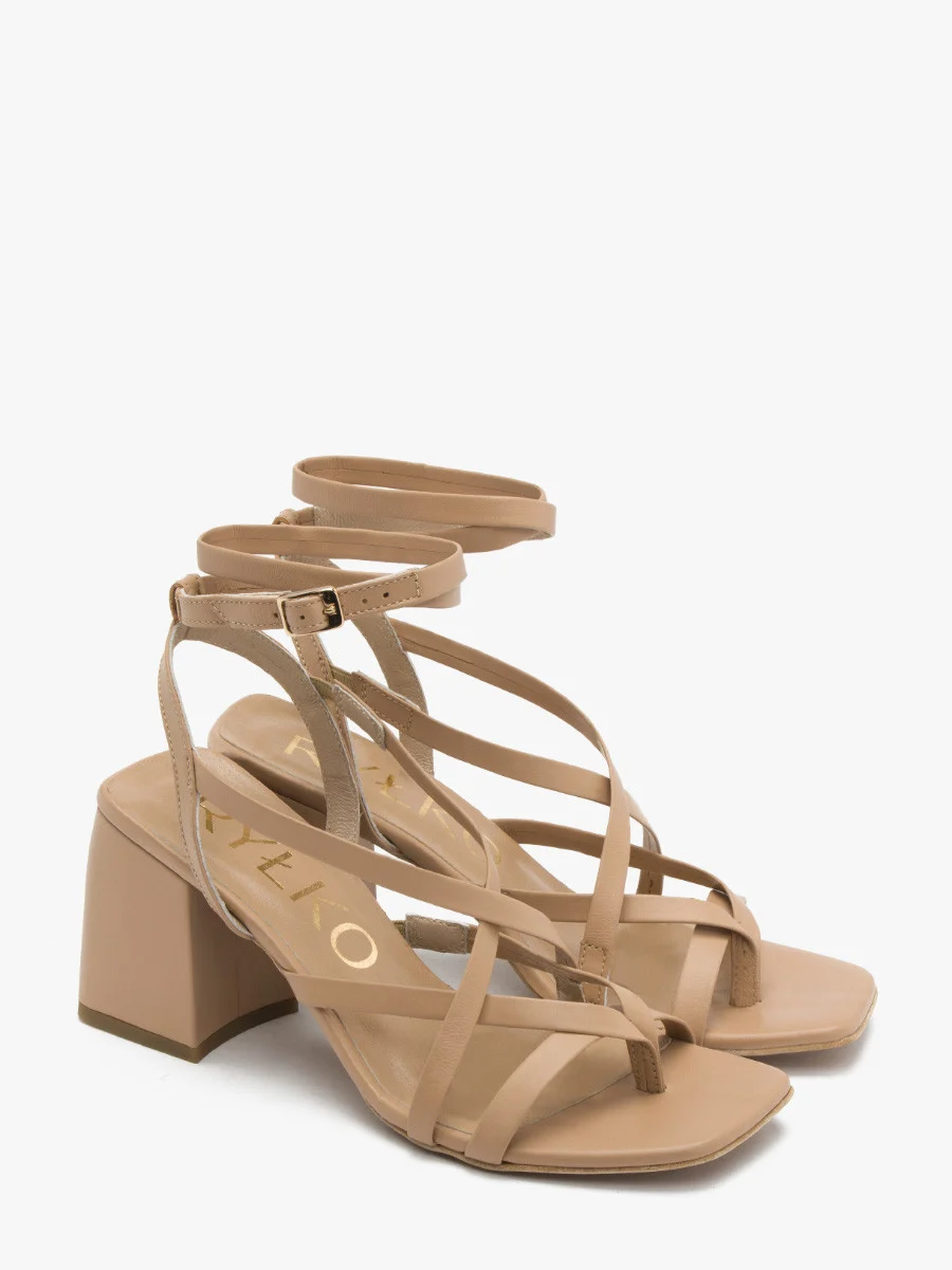 Beżowe sandały typu japonki na masywnym obcasie