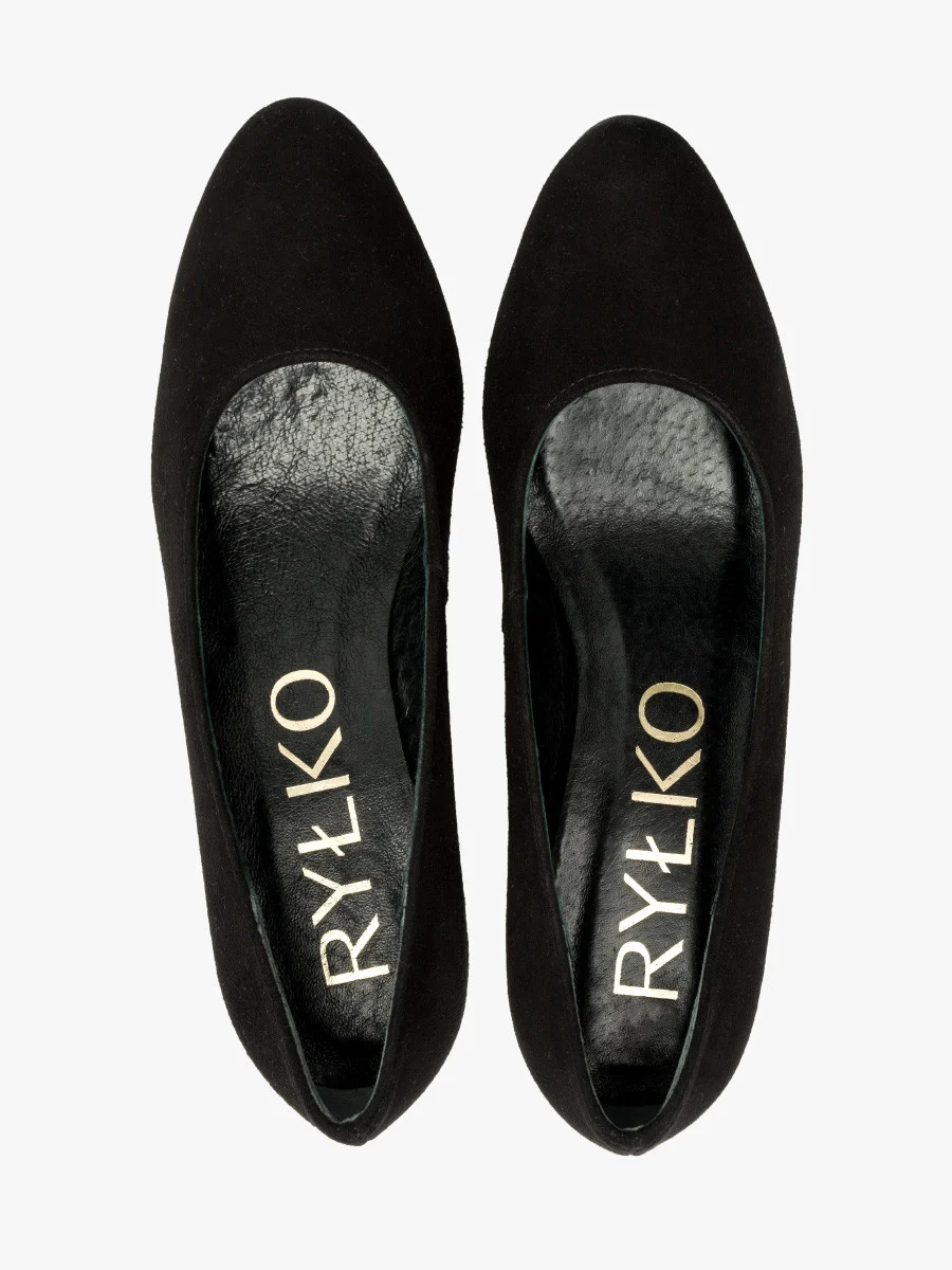 Czarne czółenka na słupku