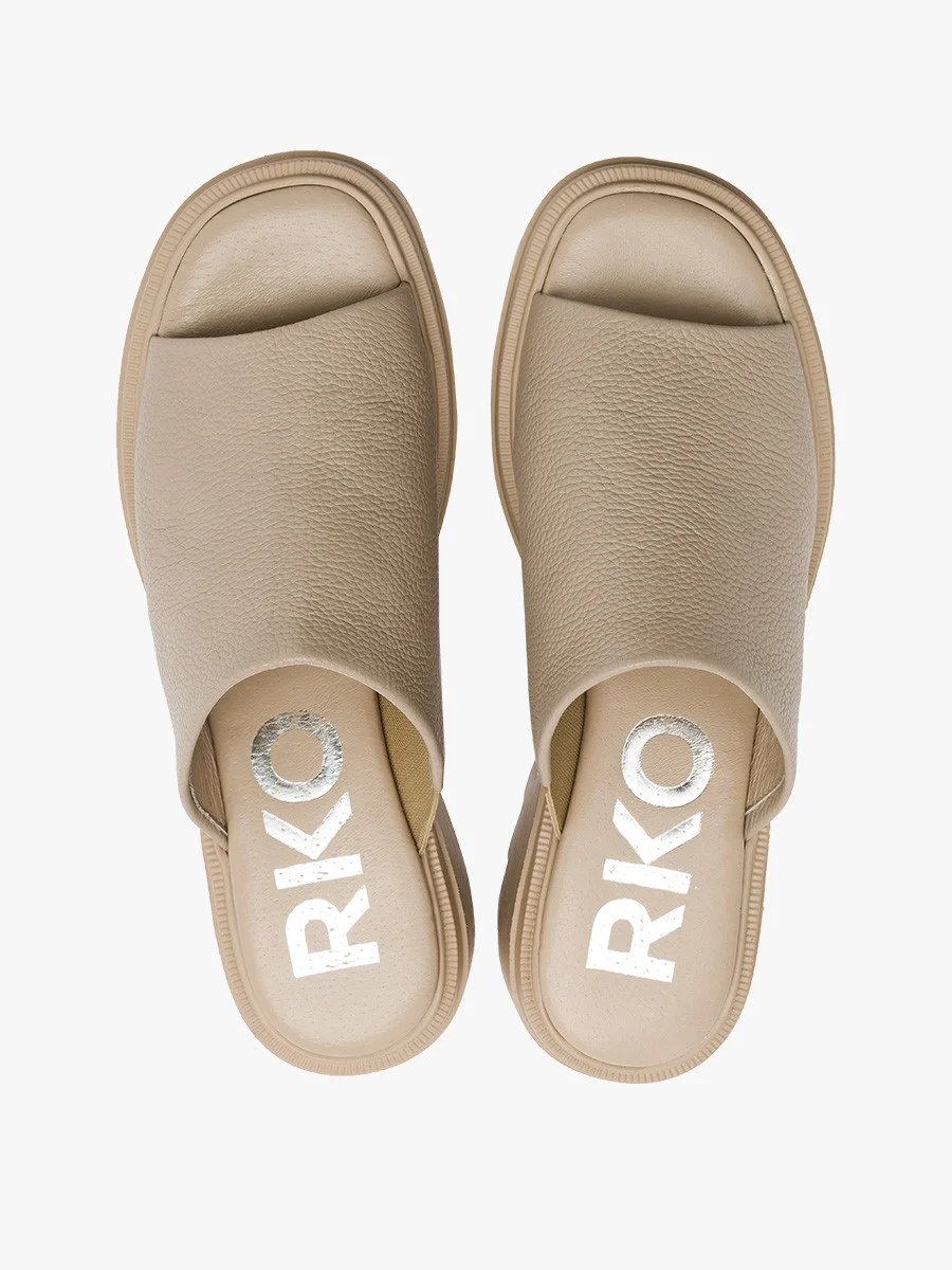 Beżowe klapki na platformie