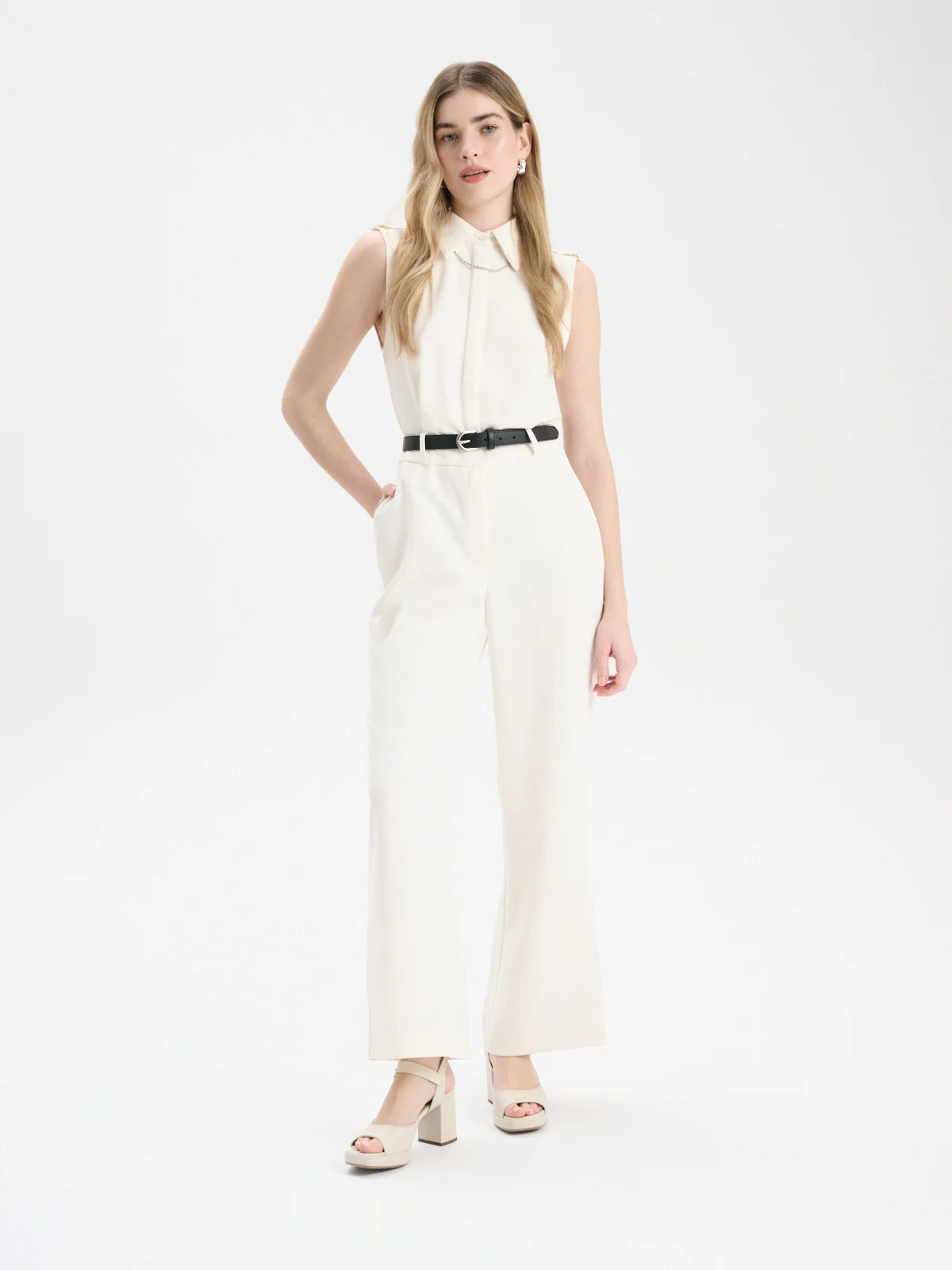 Kremowe sandały na obcasie i balu