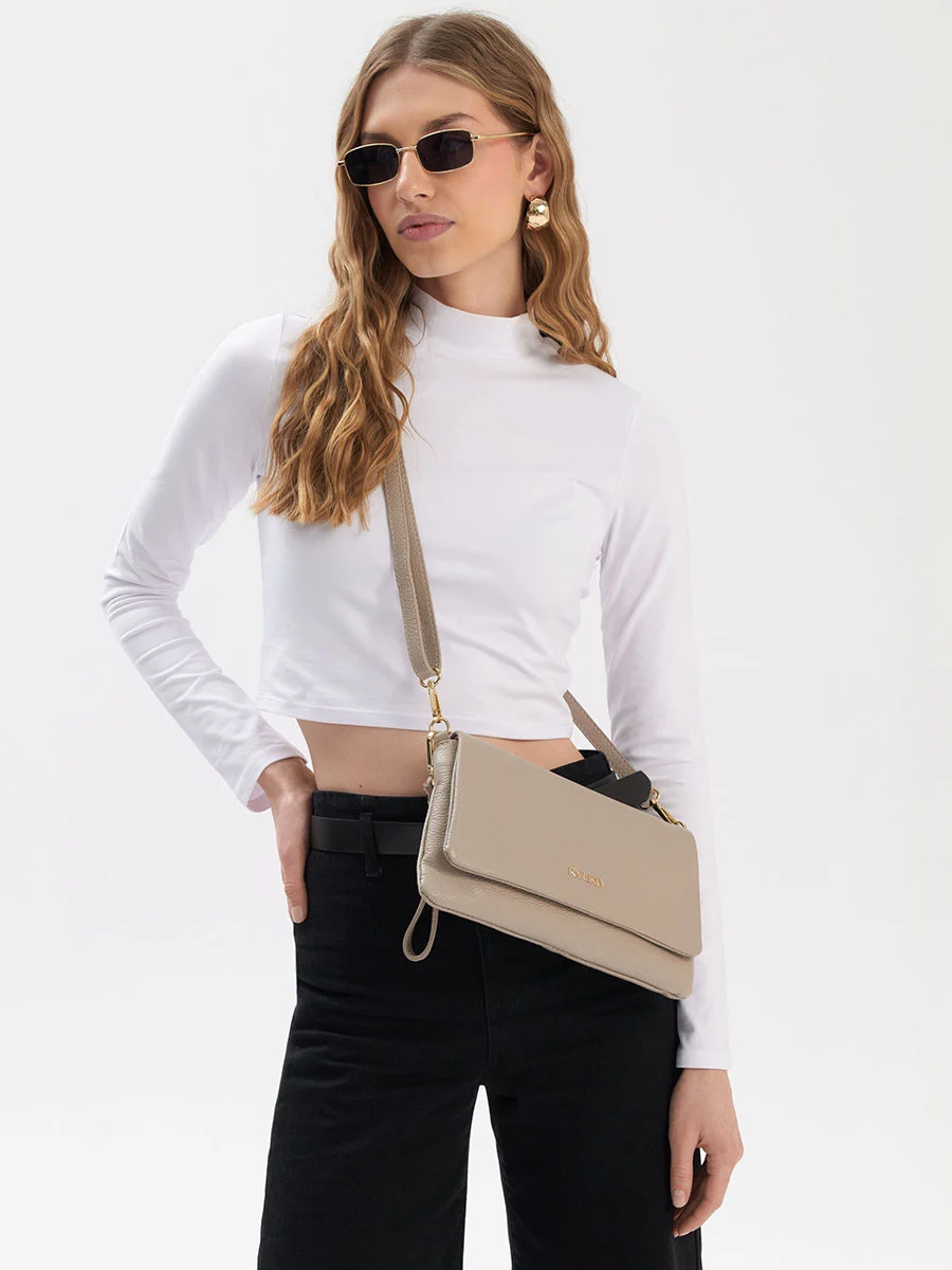 Mała, beżowa torebka z poręczną rączką