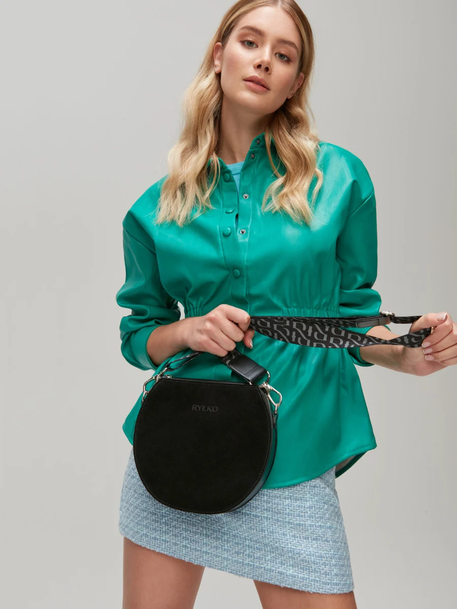 Czarna torebka z logotypem na pasku