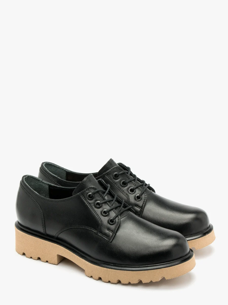 Czarne półbuty na beżowym spodzie