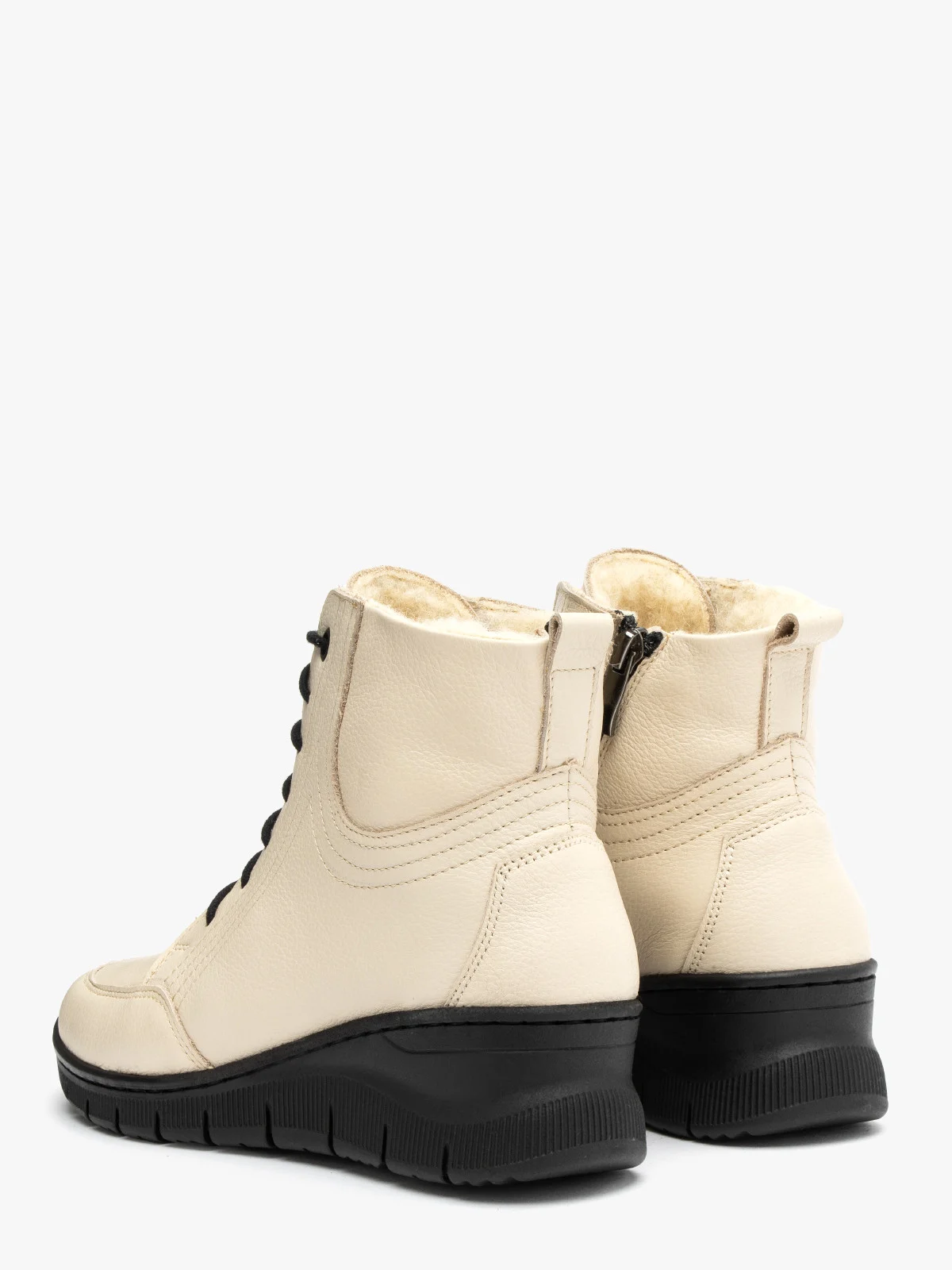 Kremowe, ocieplane kożuchem naturalnym trzewiki z zamkiem