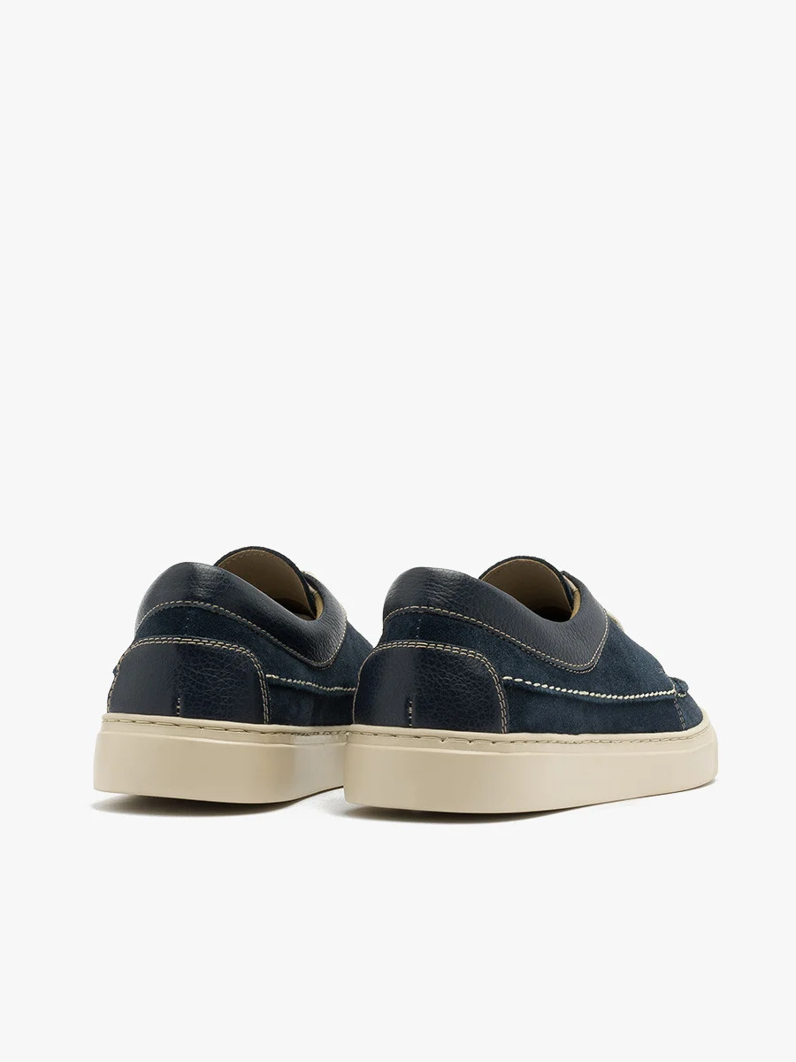 Granatowe półbuty z jasnymi przeszyciami