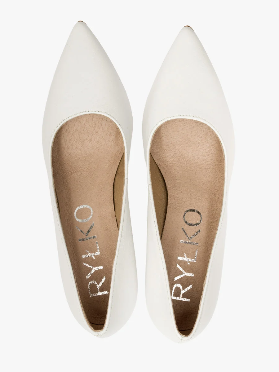 Białe czółenka na słupku