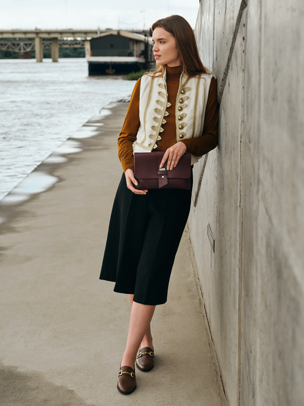 Czarne mokasyny z ozdobą na cholewce