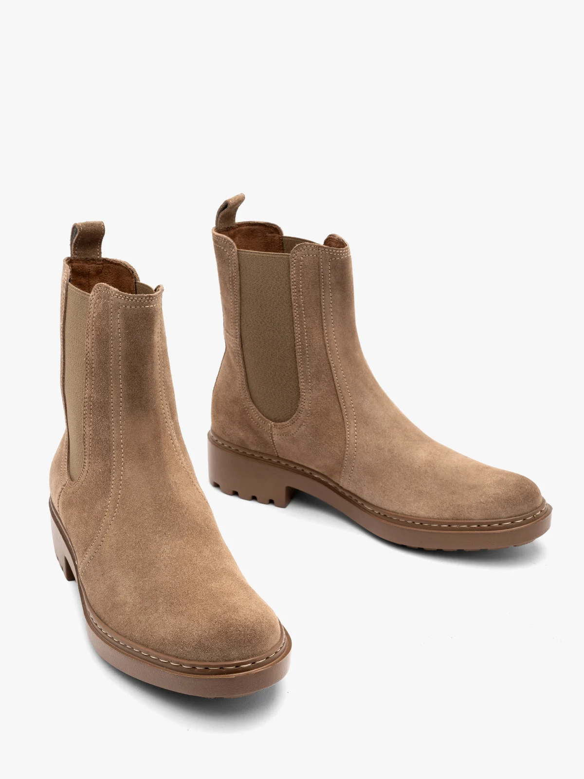 Beżowe, welurowe sztyblety damskie na lekkim spodzie